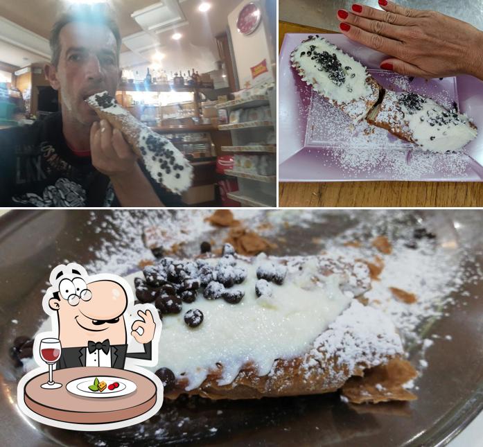 Cibo al Caffè Classic di Gallo Stefania "Specialità Cannoli"