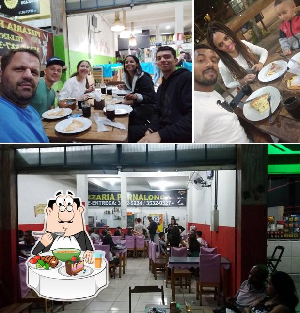 A Pizzaria se destaca pelo mesa de jantar e interior