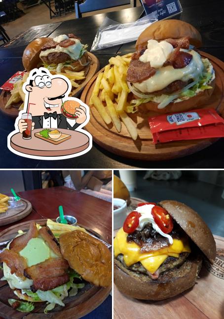 Delicie-se com um hambúrguer no Charlotte Espeto e Burger