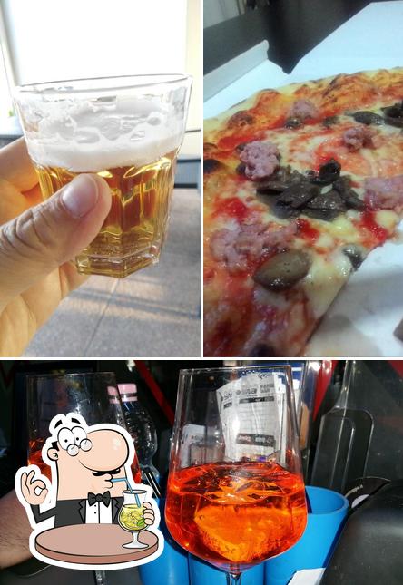 Questa è la foto che presenta la bevanda e pizza di Rangi Bar