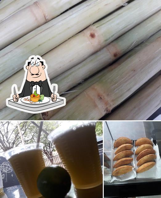 Entre diversos coisas, comida e bebida podem ser encontrados no Caldo de Cana do Dedé