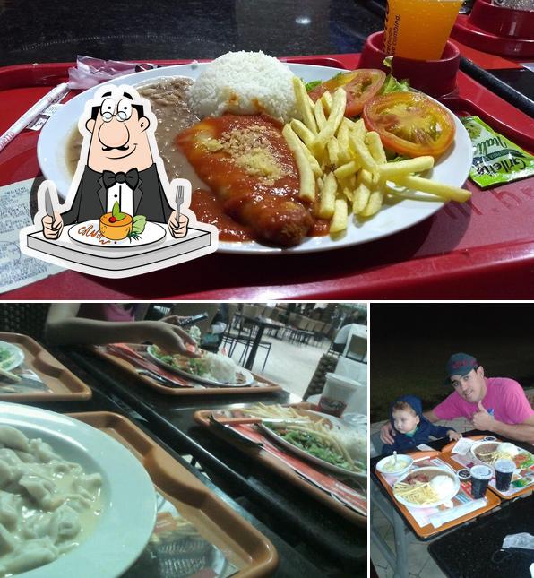 Entre diversos coisas, comida e mesa de jantar podem ser encontrados no Griletto