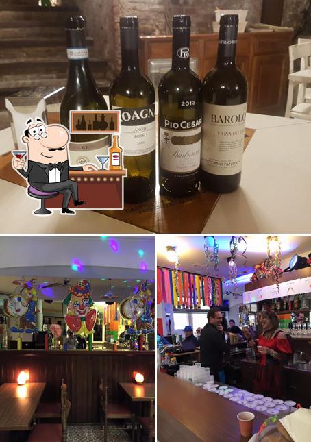 Dai un’occhiata alla foto che raffigura la bancone da bar e bevanda di Birreria-Bar Carioca