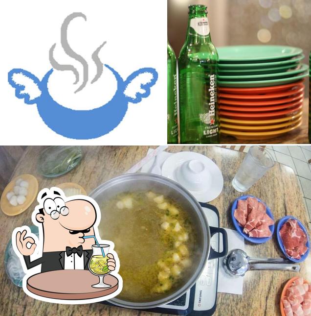 Observa las fotos donde puedes ver bebida y comida en Hot Pot Heaven