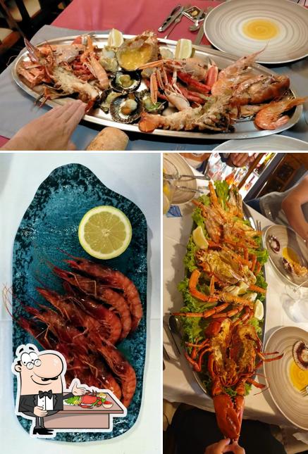 Order seafood at Restaurante La Gruta de Jose