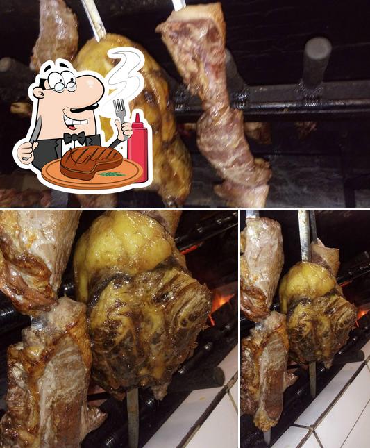 Prove pratos de carne no Churrascaria e Lanchonete Posto Serral