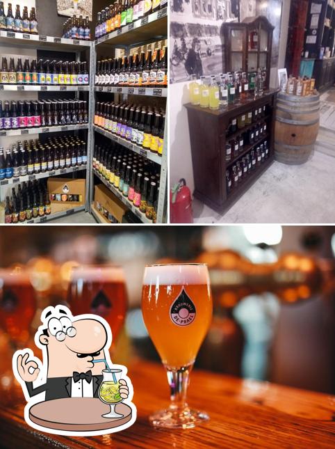 Фотография, на которой видны напитки и барная стойка в De Prael Brewery Shop