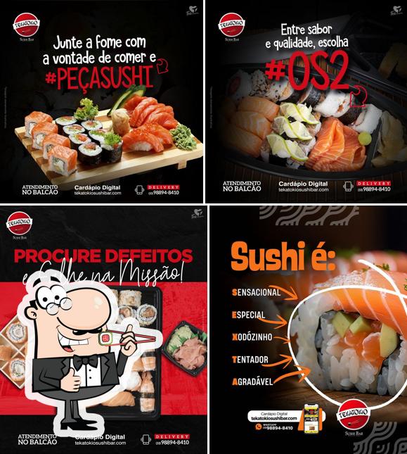 Rolos de sushi são disponibilizados no Tekatokio Sushi Bar