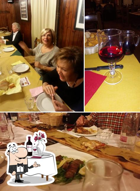 La foto della tavolo da pranzo e vino di Vecchia Osteria