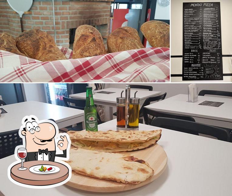 La foto della cibo e lavagna di Mondo Pizza