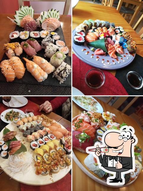 Rolos de sushi são disponibilizados no Amaya Sushi Bar e Restaurant