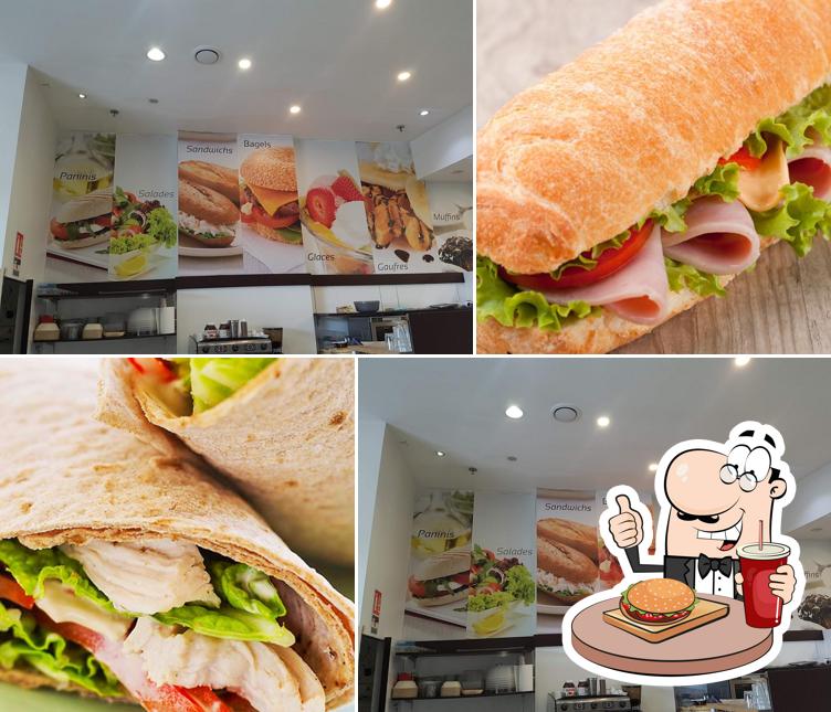 Отведайте гамбургеры в "Le Club Sandwich Café"