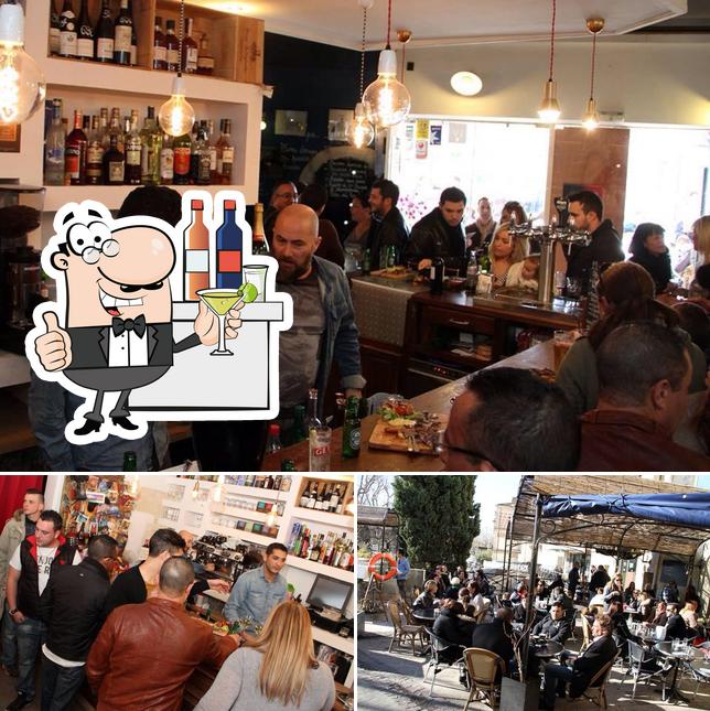 La photo de la comptoir de bar et intérieur concernant Huîtres & CO