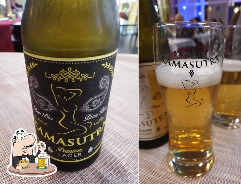 Puoi ordinare un rinfrescante bicchiere di birra chiara o scura