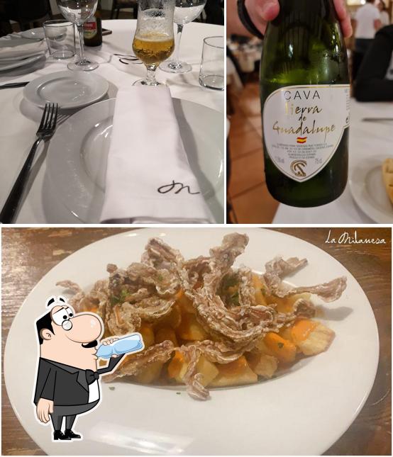 The picture of drink and food at Restaurante La Milanesa