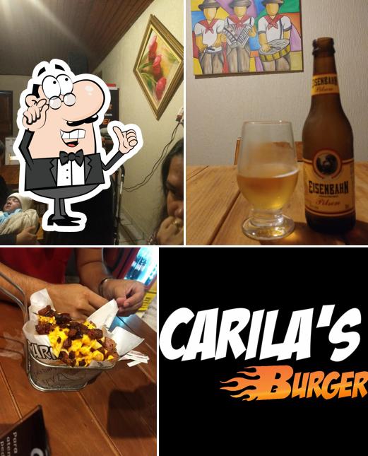 Sente em uma das mesas no Carilas Burger - Hamburguer Artesanal - Vitória da Conquista/BA