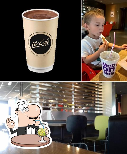 Voici la photo représentant la boire et intérieur sur McDonald's