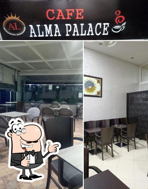 Regarder la photo de Café Alma Palace