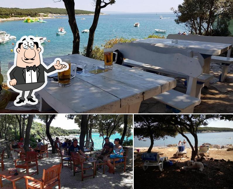 Tra le diverse cose da Pelikan Beach Bar si possono trovare la interni e birra