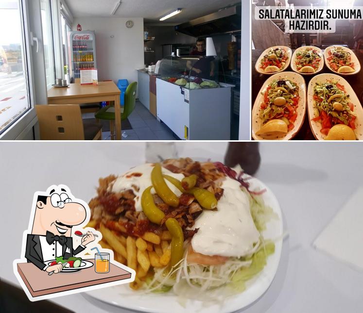 Vérifiez la photo indiquant la nourriture et intérieur concernant Can Kardesler Imbiss - Döner