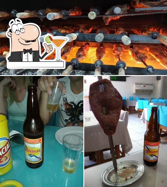 Confira a foto mostrando bebida e peixe a Bala's Grill Churrascaria e Pizzaria