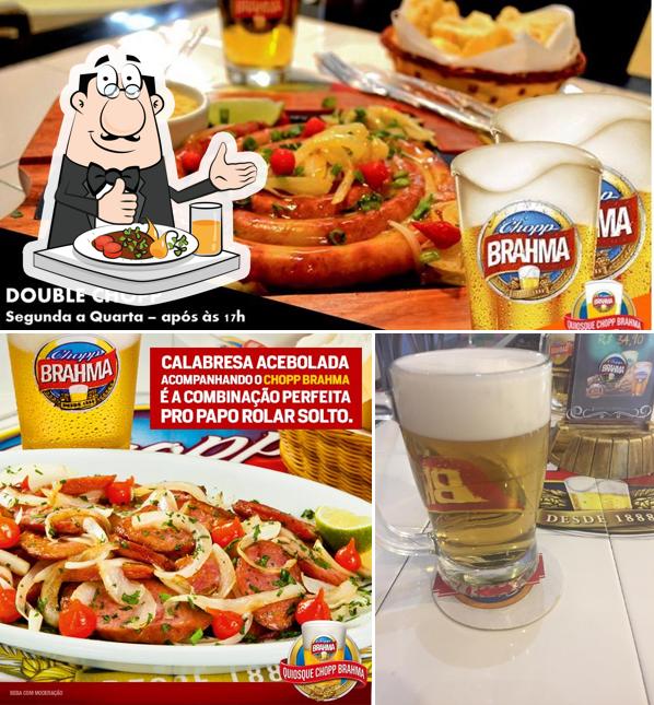 A foto da comida e cerveja a Chopp Brahma