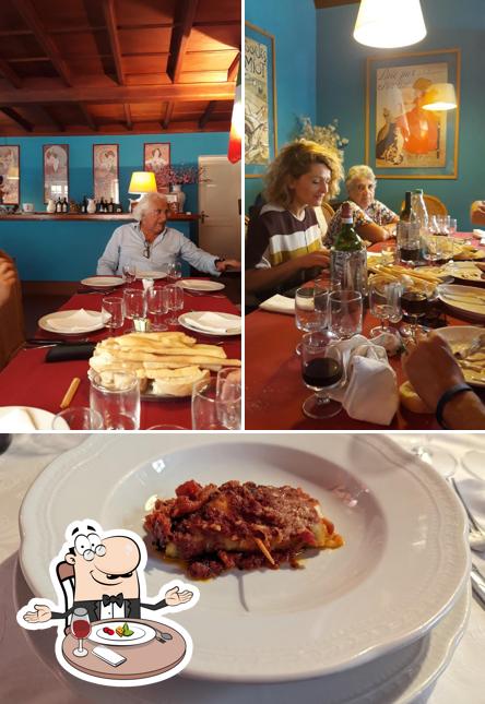 Questa è la foto che presenta la tavolo da pranzo e cibo di da Renzo - La Trattoria