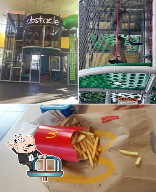 Observa las imágenes que hay de área de juego y friso en McDonald's