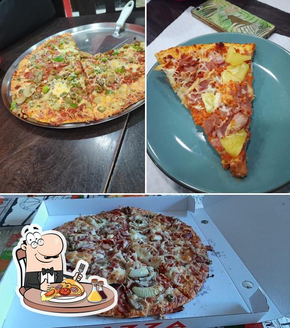 Try out pizza at Pizzaria Estrela Da Noite