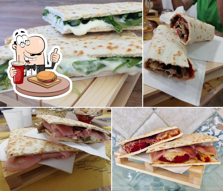 Ordina un hamburger a Re Satollo Piadineria Pizzeria