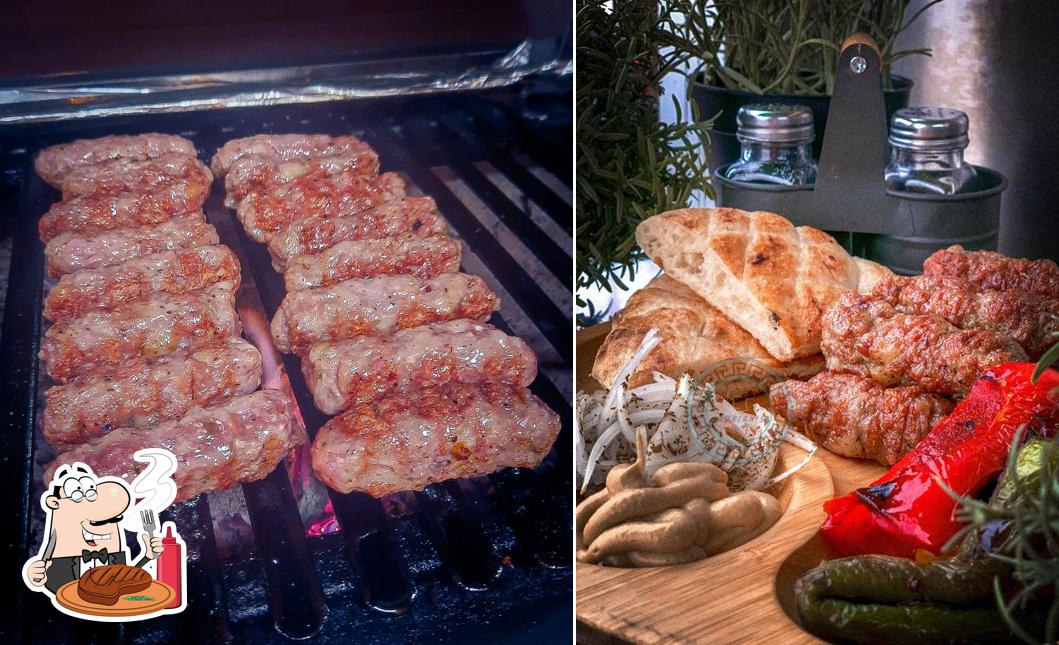 Les plats à base de viande sont servis à Adrians Souvlakeria Holzkohlegrill