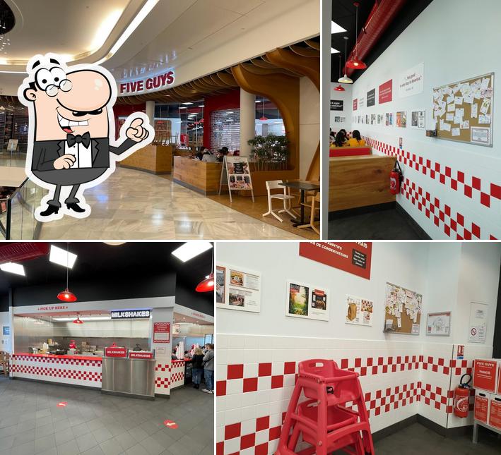 Installez-vous à l'une des tables de Five Guys Dijon Toison D'or