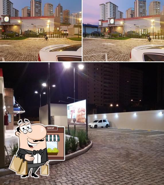 Desfrute da vista da área externa do Burger King | Drive Thru