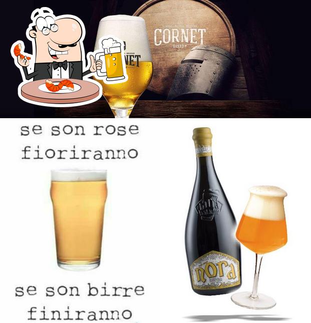 Puoi ordinare un rinfrescante bicchiere di birra chiara o scura