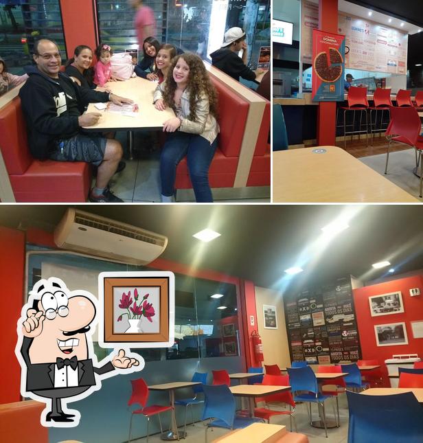 Sente em uma das mesas no Domino's Pizza - Cabo Frio