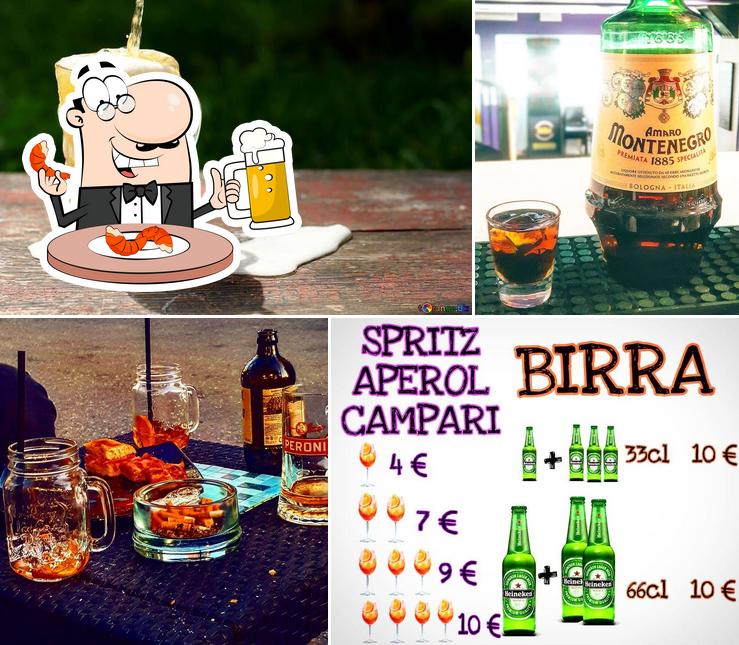 Puoi ordinare un rinfrescante bicchiere di birra chiara o scura