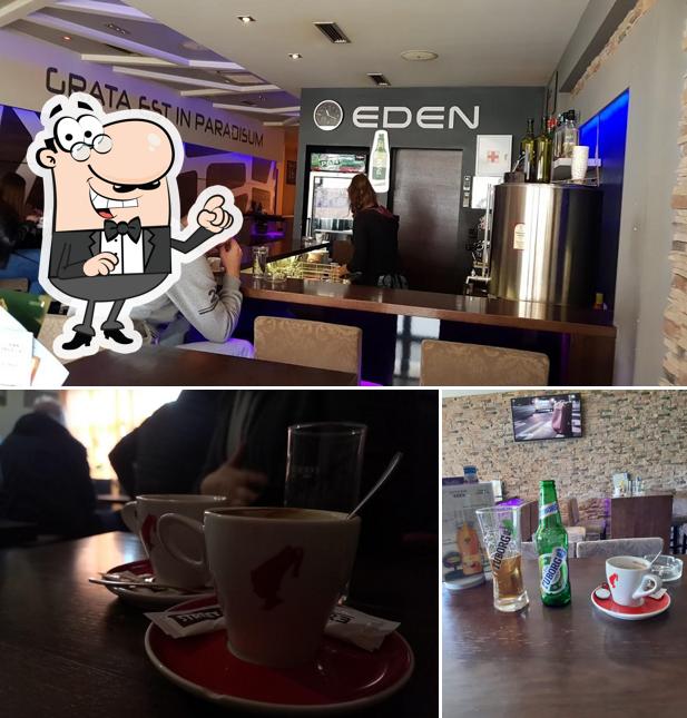 Dai un'occhiata agli interni di Cafe Bar Eden