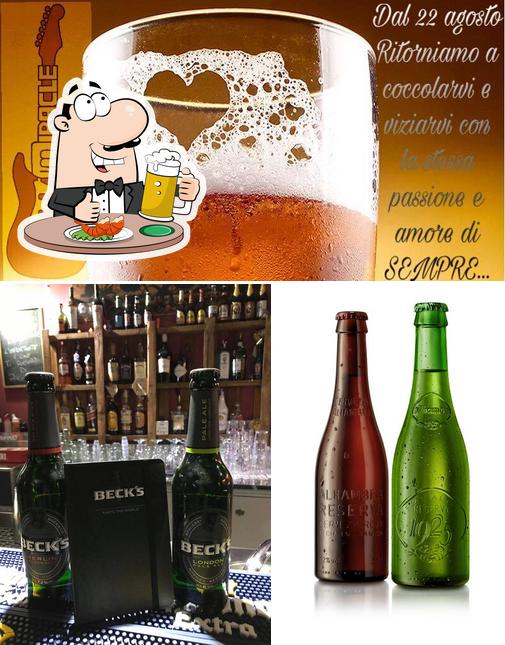 Puoi ordinare un rinfrescante bicchiere di birra chiara o scura