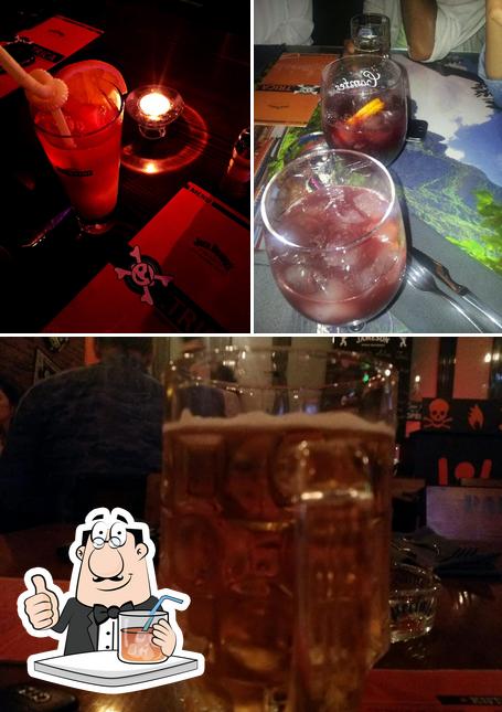 Observa las fotografías que muestran bebida y barra de bar en Le Trica