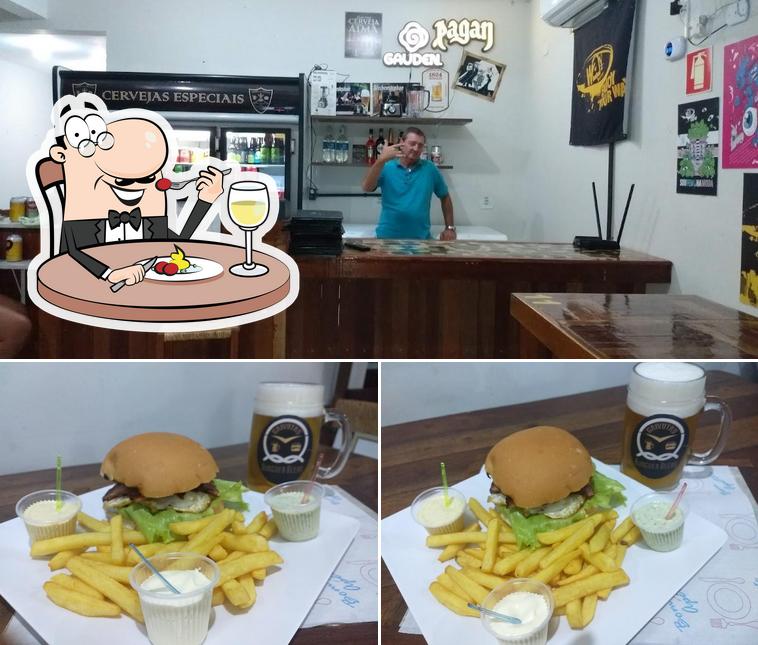 A imagem da comida e interior no Gaivotas Burguer Beers - Chopp - Cervejas Artesanais