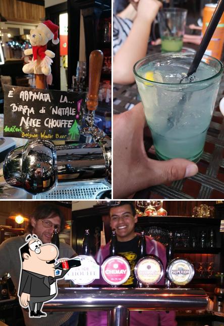 La immagine di bevanda e bancone da bar da Café de La Place