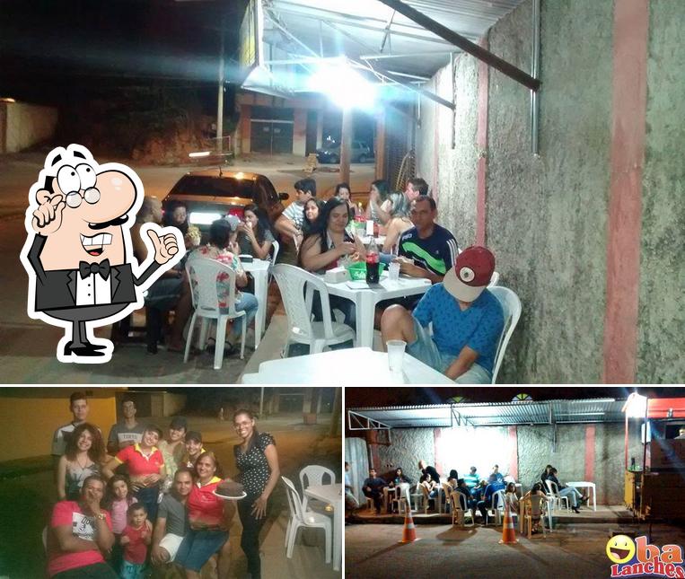 Sente em uma das mesas no Oba Lanches