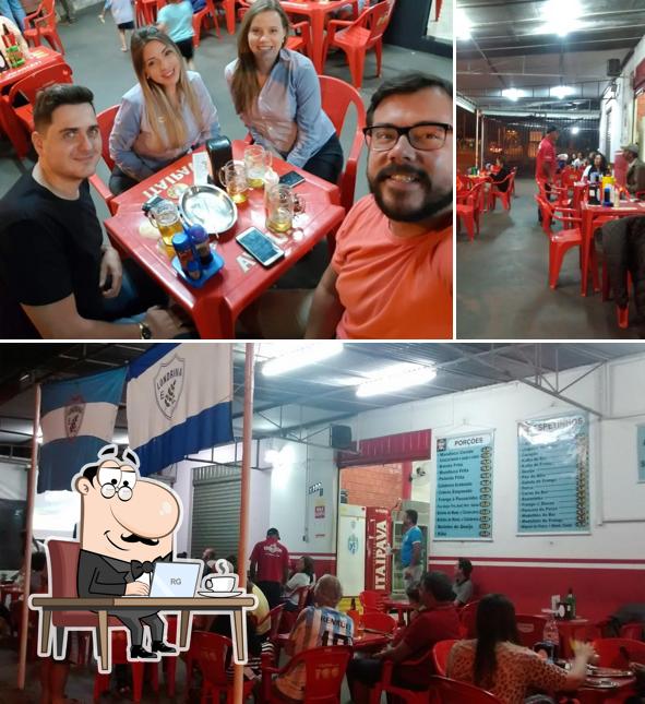 O interior do Hora Extra Restaurante e Petiscaria