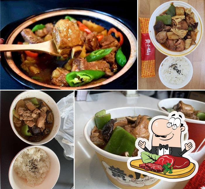 Mr Huang Claypot Braised Chicken tiene platos con carne
