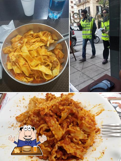 La immagine della cibo e esterno di Caffè Centro Città