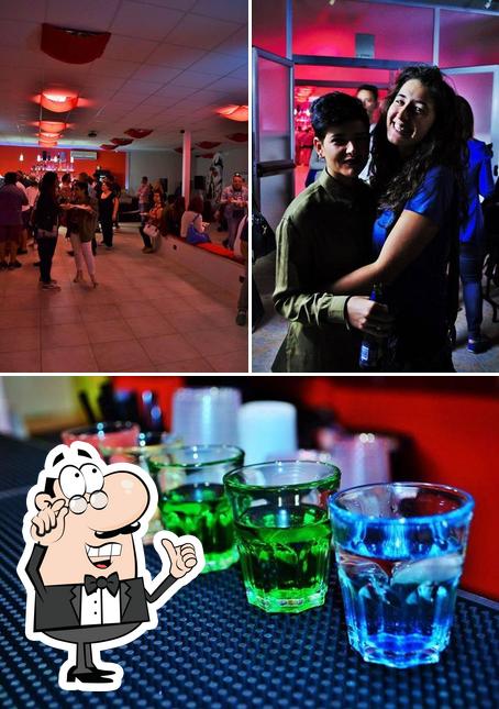 Lounge Bar Kaos Squinzano si caratterizza per la interni e alcol