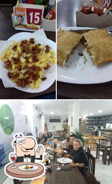 Dê uma olhada a foto apresentando comida e mesa de jantar no Pastelaria Fino Sabor