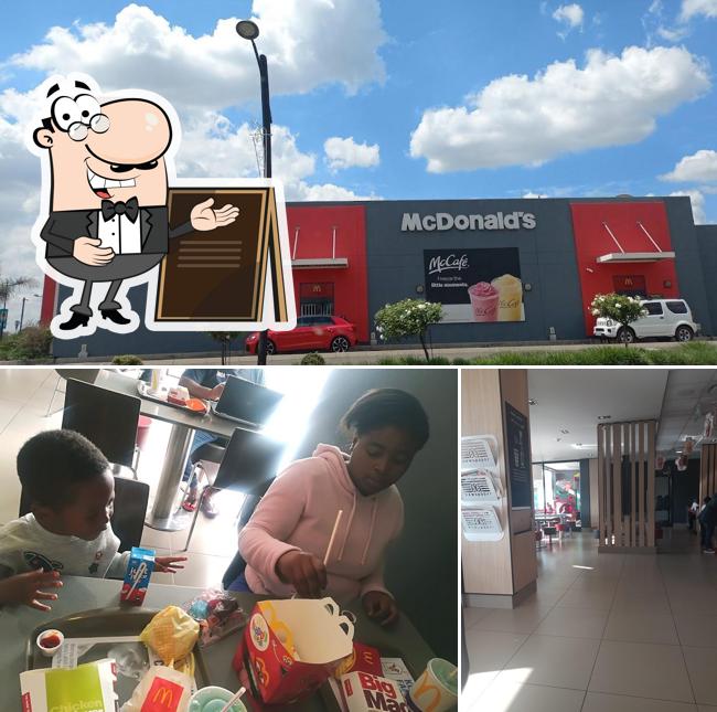 Profitez de la vue extérieure de McDonald's Sunward Park Drive-Thru