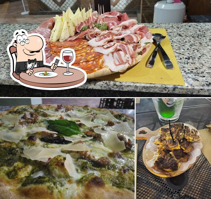 Cibo al Jolly Blu - Pizzeria, Basket, Padel e Calcetto