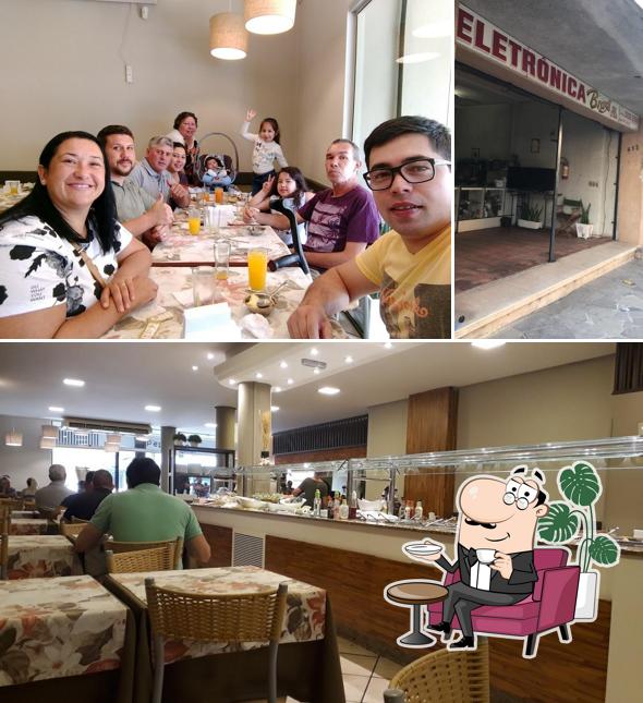 Confira a foto mostrando interior e mesa de jantar no Peperone Restaurante